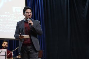 علیرضا صبا در حال اجرای جشن ۲۰ سالگی