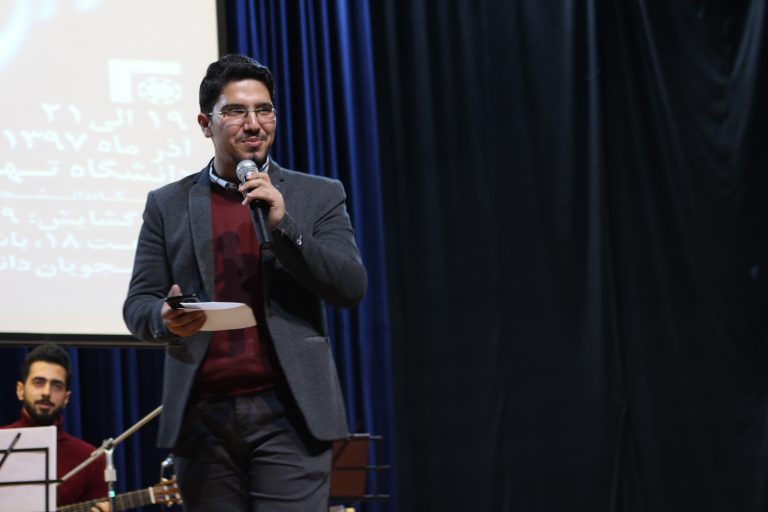 علیرضا صبا در حال اجرای جشن ۲۰ سالگی کانون ها در دانشکدگان کشاورزی و منابع طبیعی دانشگاه تهران