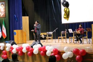 علیرضا صبا در حال اجرای جشن